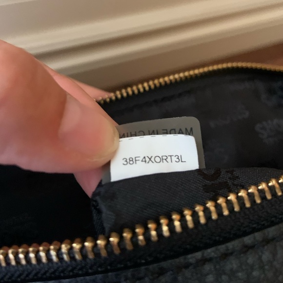 Genuine black leather Michael Kors crossbody in perfect condition - Picture 3 of 6